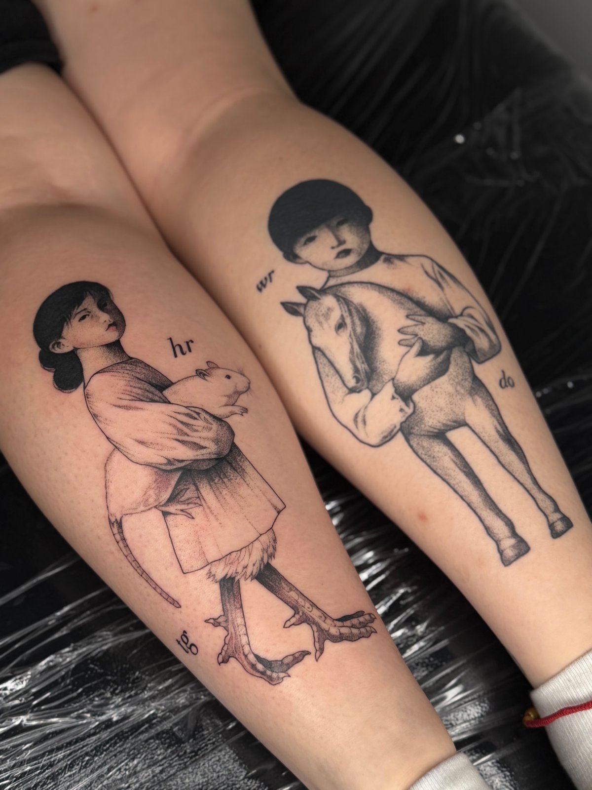 Surreale Tattoos auf zwei Waden: Mädchen mit Ratte und Vogelbeinen, Junge mit Pferdekörper – Tattoo von Florian Rudolph in Berlin